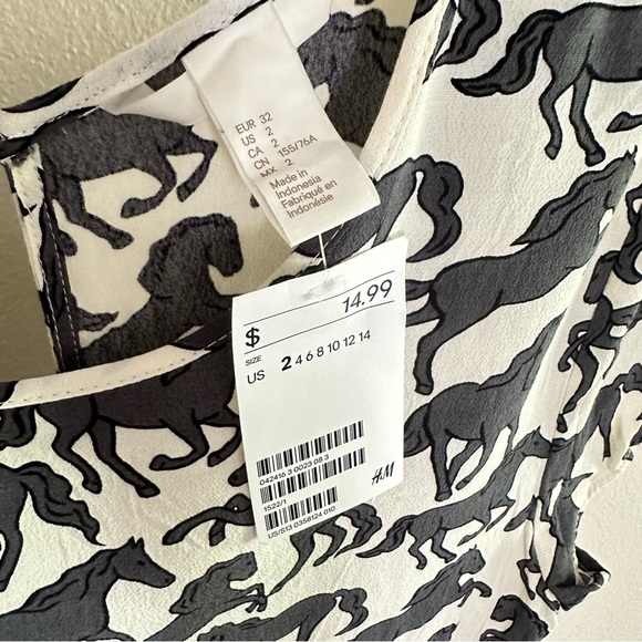 NWT H&M Short Sleeve Blouse With Black Horse Pattern Size 2 - Picture 4 of 7